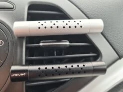 Autoparfum - Luchtverfrisser Auto - Inclusief 5 Geuren - Luxe Design - ZWART - Hervulbaar - Fris 11 Autoparfum - Luchtverfrisser Auto - Inclusief 5 Geuren - Luxe Design - ZWART - Hervulbaar - Fris -Parfum Korting Winkel 1200x899 1