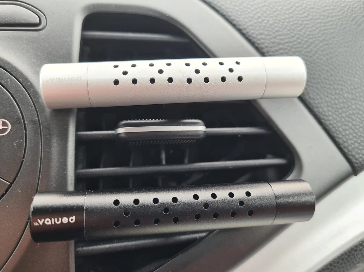 Autoparfum - Luchtverfrisser Auto - Inclusief 5 Geuren - Luxe Design - ZWART - Hervulbaar - Fris 4 Autoparfum - Luchtverfrisser Auto - Inclusief 5 Geuren - Luxe Design - ZWART - Hervulbaar - Fris - Afbeelding 4